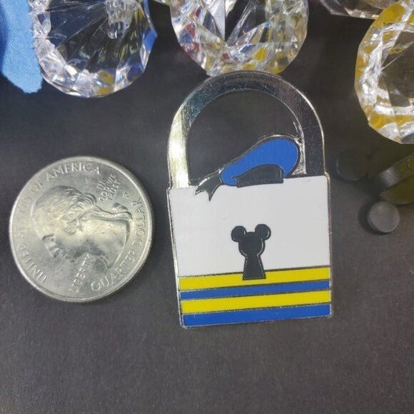 Disney Donald Duck Trading Pin Lock Hat Brooch Lapel Pin Jewelry Accessories - Picture 2 of 5